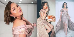 Potret Amanda Manopo Cantik Kenakan Dress High Slit, Pamer Pinggang Ramping - Santai Makan Pizza