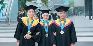 Potret Anang, Ashanty, dan Azriel Hermansyah Wisuda Bareng di Unair, Kompak Pakai Toga