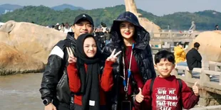 Potret Anang Hermansyah Mengaji Bersama Kedua Anaknya