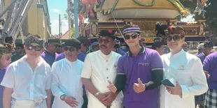 7 Potret Antonio Blanco Jr Ikuti Upacara Pelebon, Jaga Adat dan Tradisi Bali