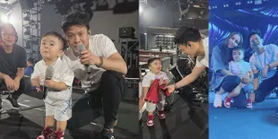 Potret Ariel NOAH Mendadak Jadi Baby Sitter Anak Momo, Momong di Panggung - Sama Nggemesinnya