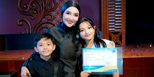 Potret Arsy Hermansyah Lulus SD, Ashanty Bahagia & Bangga