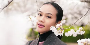 Potret Cantik Yura Yunita di Bawah Sakura Bermekaran, Cukup Dinikmati Tak Perlu Dimiliki