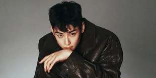 8 Potret Cha Eun Woo Jalani Pemotretan Bareng Esquire x YSL dengan Gaya Rambut Baru