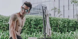 Potret Denny Sumargo Saat Pamerkan Six Pack, Bikin Cewek Melirik!