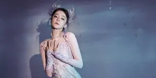 Potret Dilraba Dilmurat di Gala Festival Musim Semi 2026, Kecantikannya Unreal Banget