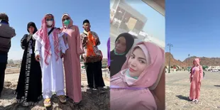 Potret Dinar Candy Ajak Orangtua Umrah, Sandal Jepit Jadi Sorotan - Potret Berhijab Panen Pujian
