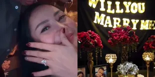 7 Potret Dinner Romantis Mawar AFI dengan Kevin Wazeng, Jadi Momen Lamaran - Tak Hentinya Umbar Senyum Bahagia