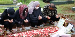 Potret Doddy Sudrajat Sekeluarga Nyekar Makam Vanessa Angel di Hari Ulang Tahun, Becek-Becekan Buat Kirim Doa