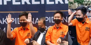 Potret Doni Salmanan Resmi Pakai Baju Tahanan, Santai Cengegesan - Minta Maaf dan Minta Dihukum Ringan