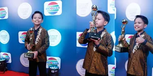 Potret Farel Prayoga Menang di Indonesian Dangdut Award 2022, Persembahkan Piala Untuk Ibunda