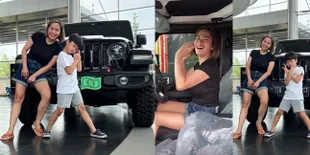 Potret Farida Nurhan Beli Mobil Mewah Harga Miliaran, Santai Pakai Sandal Jepit ke Dealer