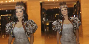 Potret Gaya Glamor Krisdayanti Tampil di Event Pesona Papua Barat