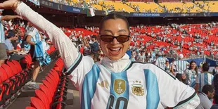 Potret Gaya Jennifer Bachdim Nonton Langsung Piala Dunia, Pakai Jersey Messi!