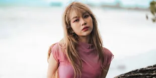 Potret Ghea Indrawari Nikmati Keindahan Pantai, Tampil Anggun Bak Bidadari