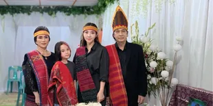 Potret Gisella Anastasia dan Gempi di Pemakaman Opung, Belajar Adat Batak di Tengah Duka