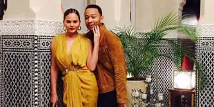 Potret Hangat & Mesra Chrissy Teigen Bareng John Legend di Maroko