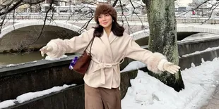 Potret Hanum Mega Bahagia Bisa Main Salju Pertama Kali