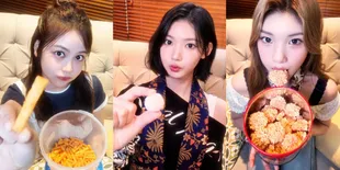 Potret Hearts2Hearts Makan Jajanan 'Sisa Lebaran', Nikmati Rengginang di Kaleng Biskuit