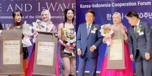 Potret Inara Rusli Dapat Penghargaan, Dipuji Karena Menjaga Untuk Tak Salaman Dengan Lawan Jenis