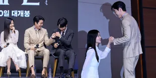 Potret Interaksi Manis Bintang Film 'ALIENOID' di Publik, Kim Tae Ri & So Ji Sub Bisik-Bisik Hingga Bromance Ryu Jun Yeol & Kim Woo Bin