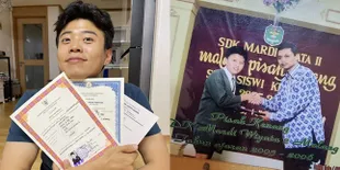 Potret Jang Hansol Pamer Ijazah Saat Sekolah di Malang, Pernah Dapat Rekor MURI - Nilai Matematika Nyaris Sempurna