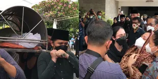 Potret Jenazah Achmad Hermanto Dardak Tiba di Rumah Duka, Emil Dardak Terdepan Usung Keranda