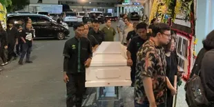 Potret Jenazah Ricky Siahaan Tiba di Jakarta, Disambut Isak Tangis Keluarga dan Sahabat