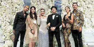 Potret Jessica Iskandar Gandeng Vincent Andrianto ke Nikahan Aurel - Atta, Pakai Baju Sarimbit