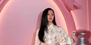 Potret Jisoo BLACKPINK Tampil Cantik di The Dior Addict Sweet Shop Pop-Up Store Tokyo