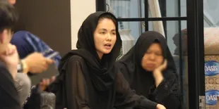 Potret Karina Ranau di Tahlil 7 Harian Epy Kusnandar, Lelah dan Pucat