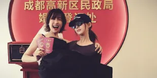 Potret Kedekatan Zhao Lusi yang Setia Dampingi Wei Xiao Urus Pernikahan