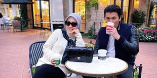 Potret Kemesraan Syahrini dan Reino Barack di Los Angeles, Sempat Suapi Es Krim saat Nyebrang Jalan