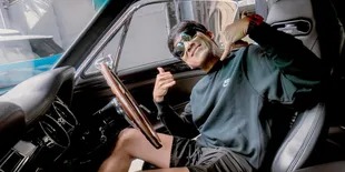 Potret Keren Desta Nyetir Mobil Klasik, Gayanya Badas Abis