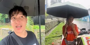 Potret Kesetiaan Istri Sidik Eduard Temani Suami Jualan di Pinggir Jalan, Tak Mengeluh Meski Hujan-Hujanan 