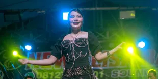 Potret Lady Rara Manggung di Hajatan Warga, Ramah Sama Penonton