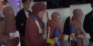 Potret Lesti Kejora Berangkat Umrah Usai Alami KDRT, Tutupi Wajah dengan Cadar - Terus Gandeng Ayah