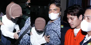 Potret Lesti Kejora yang Mendadak Muncul di Preskon Penahanan Rizky Billar, Dekap Erat Sang Ayah