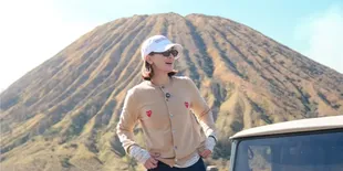 Potret Luna Maya Liburan Bareng Tim di Gunung Bromo, Kejar Sunrise - Naik Jeep
