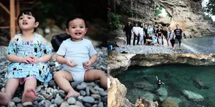 Potret Menggemaskan Baby Arsy dan Arsya di Pantai Ambon!