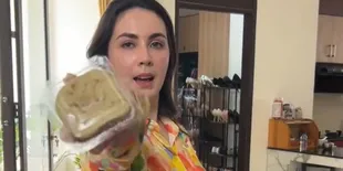 Potret Menikmati Kue Lumpur Ala Arumi Bachsin