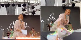 Potret Nadin Amizah Tanda Tangan Skripsi Penonton Saat Sedang Perform