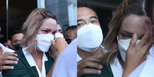 Potret Nia Ramadhani dengan Mata Sembab Menahan Tangis Setelah Divonis 1 Tahun Penjara Karena Kasus Narkoba