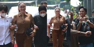 Potret Nikita Mirzani Tampil Cantik Saat Tiba di Kejaksaan, Sempat Umbar Senyum