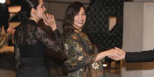 Potret Nikita Willy Cantik Bergaun Batik di Resepsi Luna Maya, Handmade - Dibuat Dalam 2 Bulan