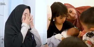 Potret Oki Setiana Dewi Akhirnya Jenguk Ria Ricis, Terharu Adiknya Sudah Berjuang Hidup dan Mati - Puji Kecantikan Baby R