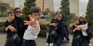 Potret Paula Verhoeven Hangout Bareng Kenzo dan Kiano, Bahagia Bersama Anak - Senyum Sumringah