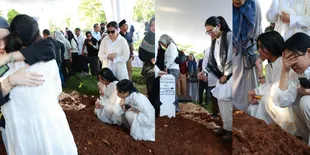 Potret Pemakaman Ibunda Alya Rohali, Diiringi Isak Tangis Keluarga - Alya Saksikan Lewat Video Call dari AS