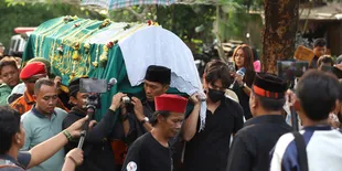 Potret Pemakaman Mpok Alpa yang Diiringi Tangis Haru Keluarga dan Sahabat