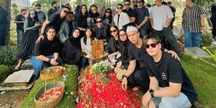 Potret Pemakaman Opi Bachtiar, Dihadiri Sahabat Artis